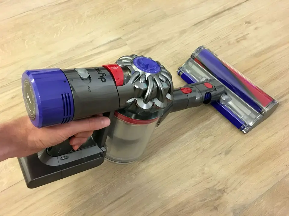 Dyson V8 Test: Starke Saugkraft im Kampf gegen Katzenhaare