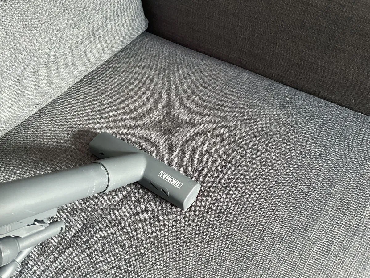 Nachher: Saubere Couch dank Tierhaarbürste